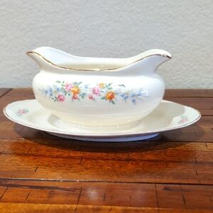 Homer Laughlin Eggshell Nautilus Ferndale Gravy Boat with Underplate - 22K Trim